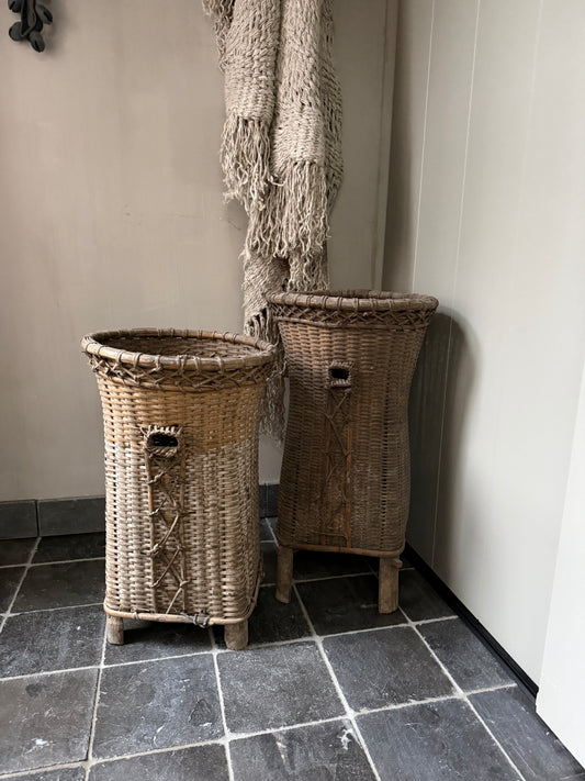 Traditionele rieten mand op pootjes