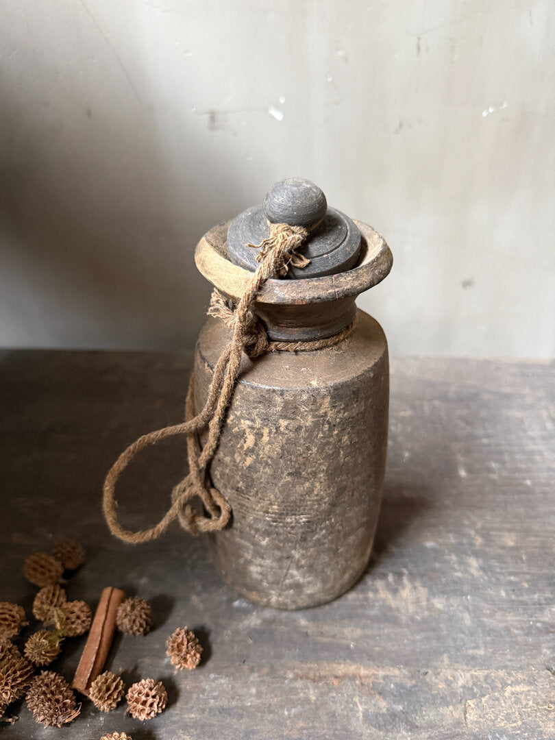 Oud Nepalees kruikje met deksel