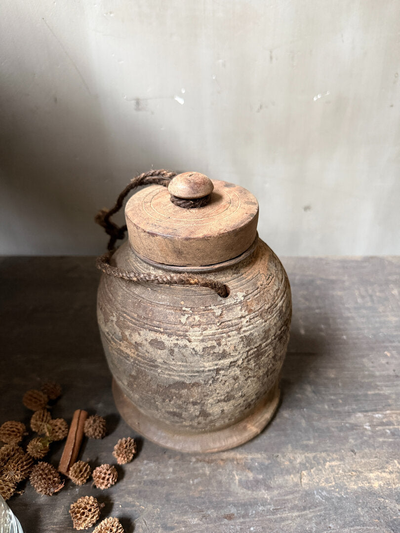 Oud houten kruikje met deksel