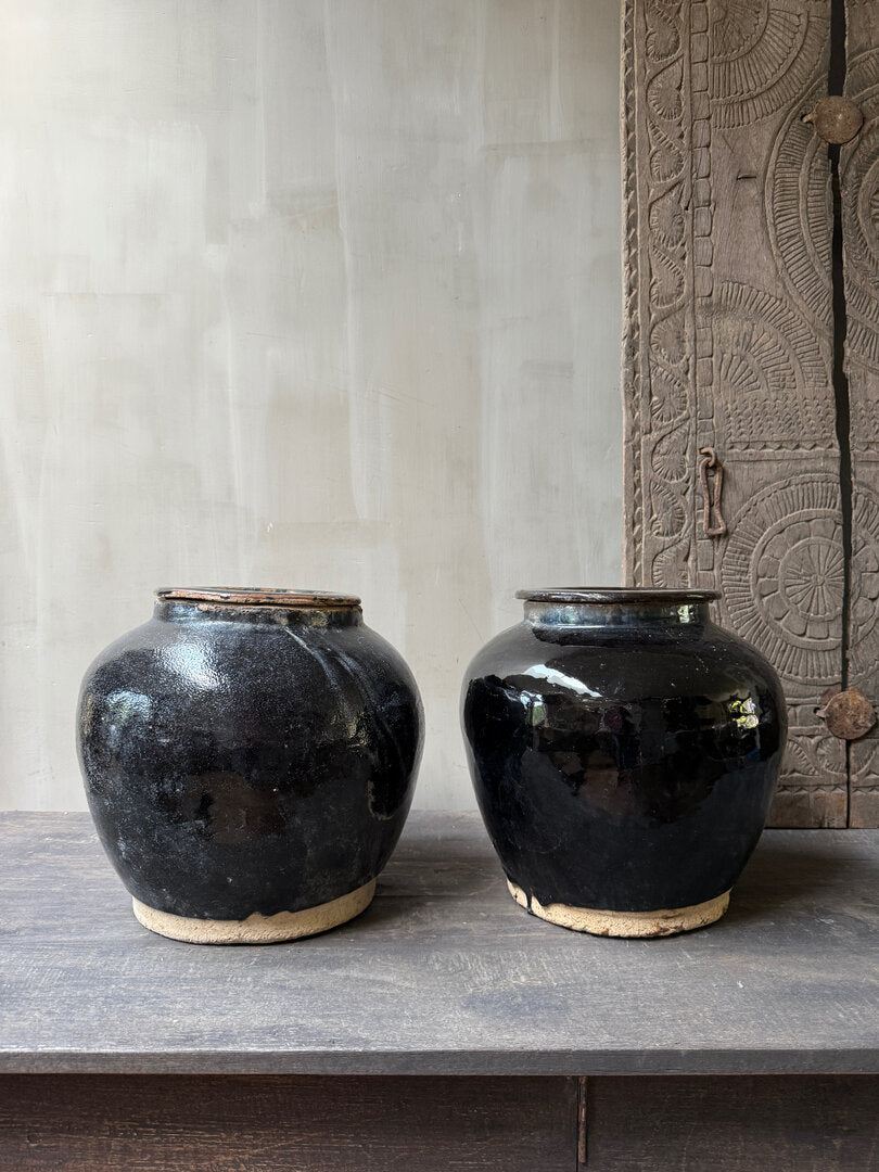 Antieke zwarte glazuur pot / kruik - My Sober Home