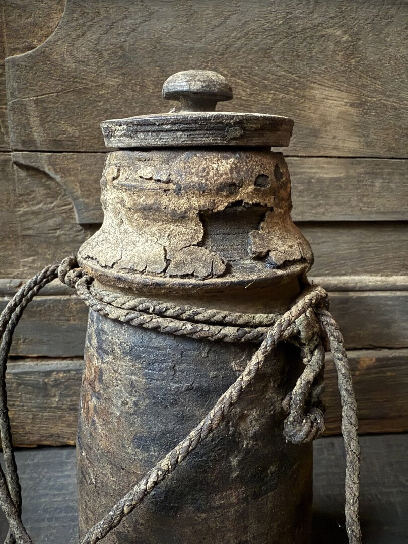 Oud Nepalees kruikje met deksel 2