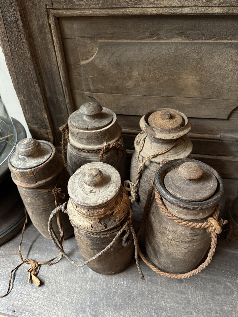 Oud Nepalees kruikje met deksel 5