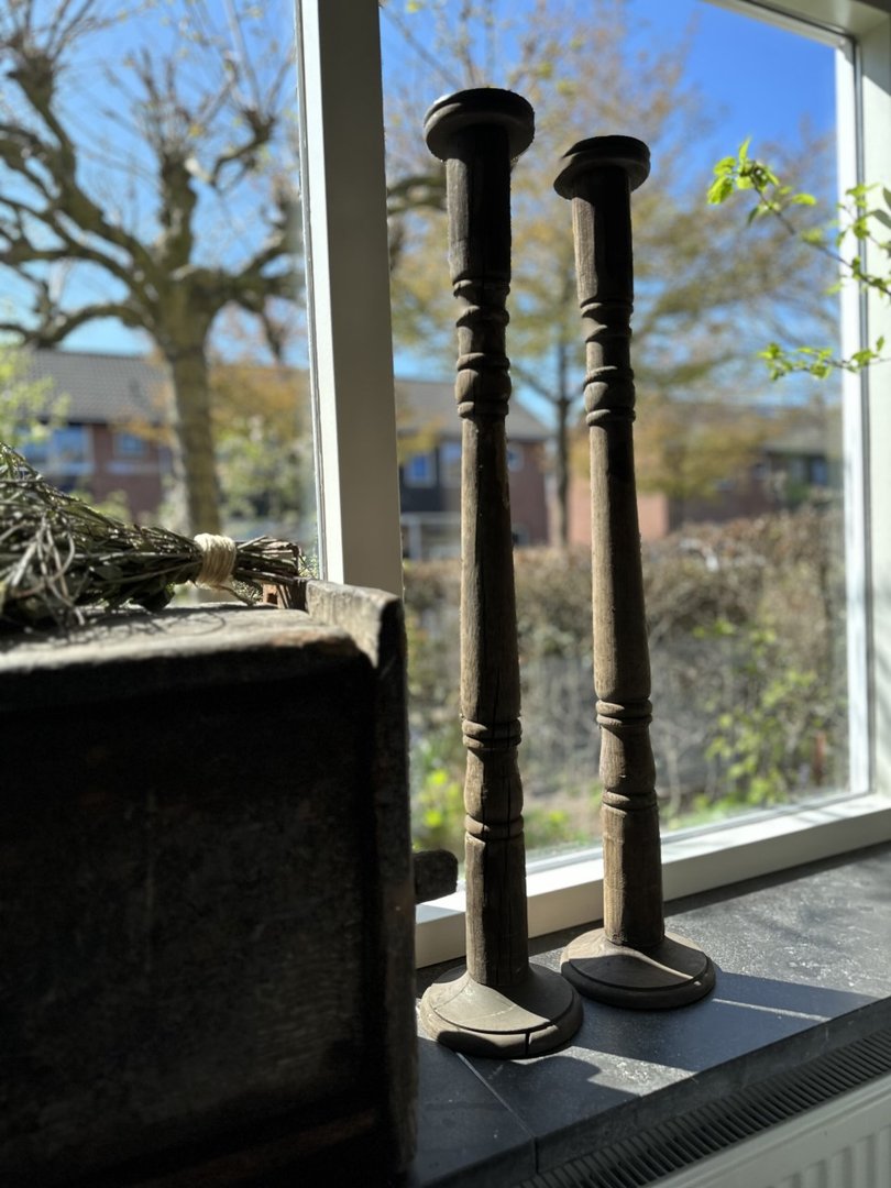 Oude houten vloerkandelaar - My Sober Home