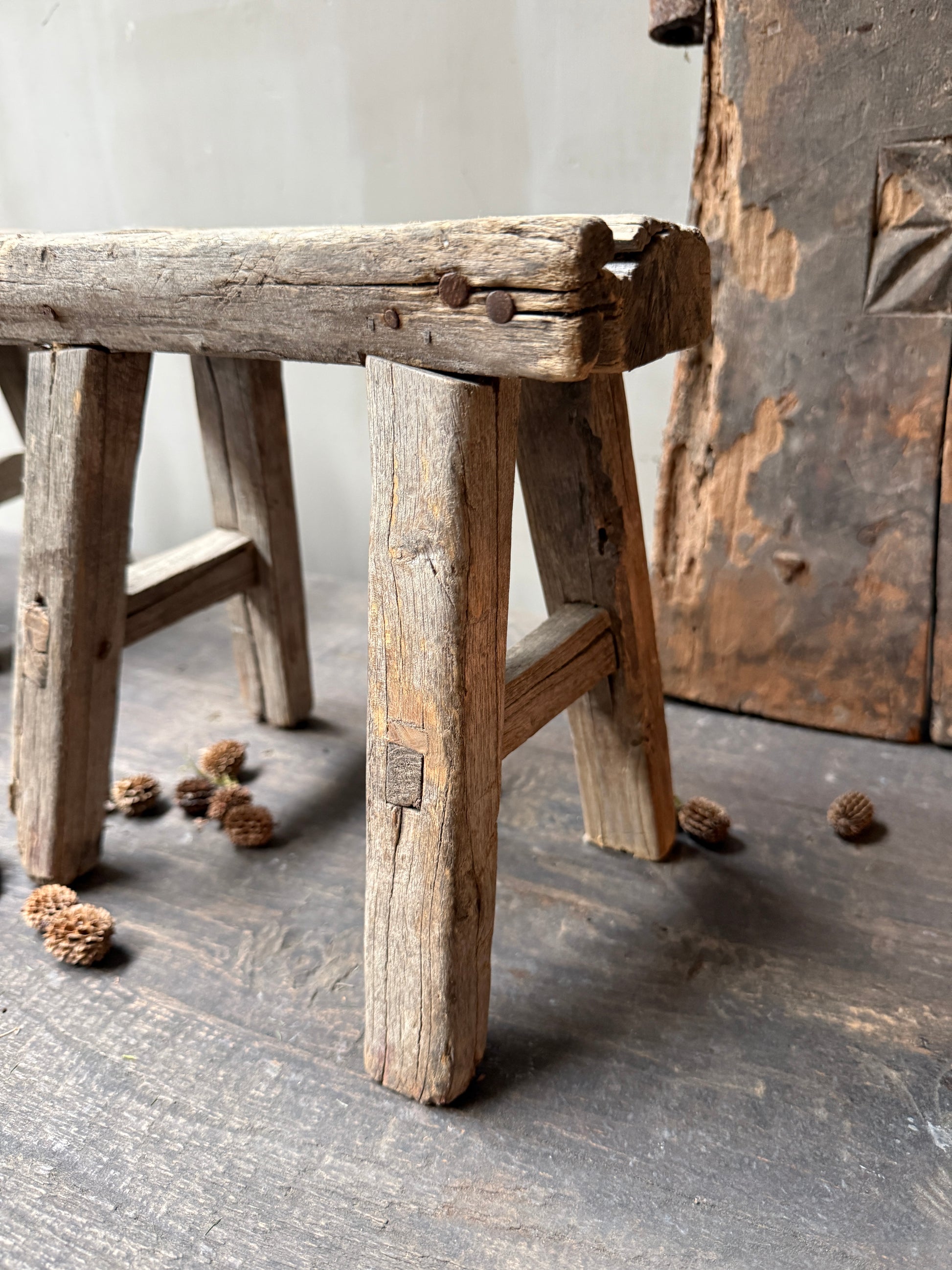 Antiek vensterbank / baby krukje - My Sober Home