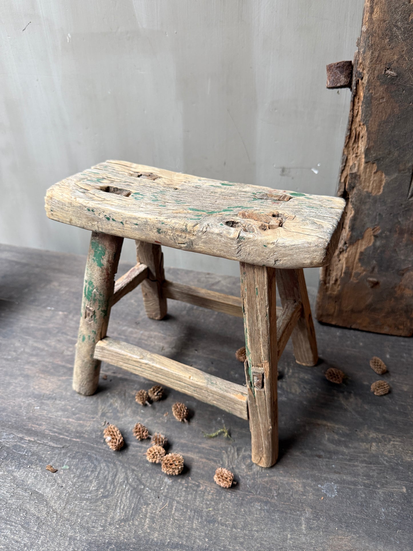 Antiek vensterbank / baby krukje - My Sober Home