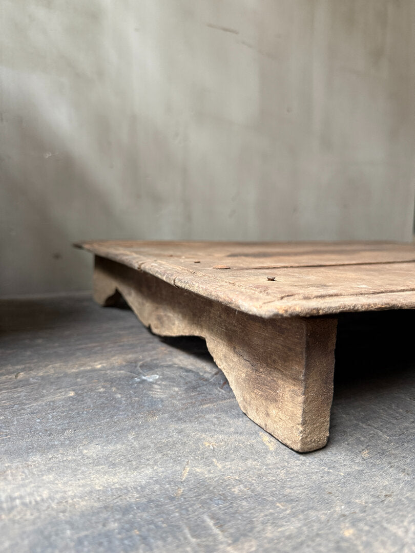 Oude houten bajot tafel / plank