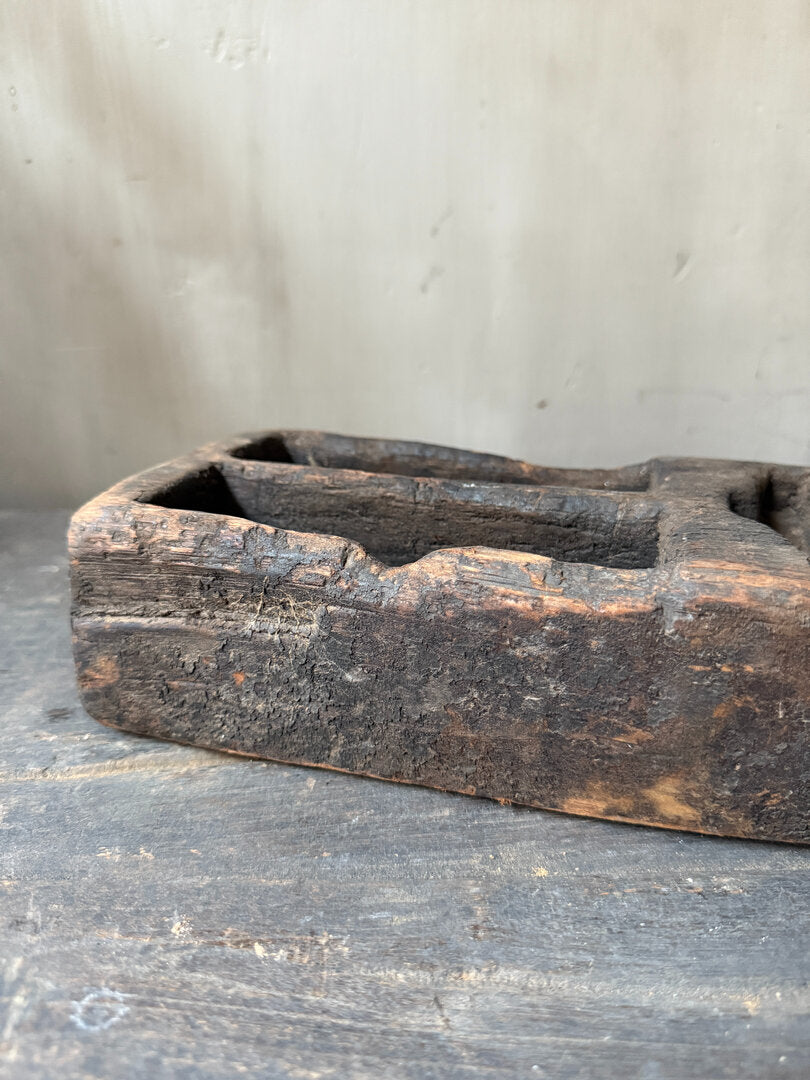 Oud houten bakje met vakjes