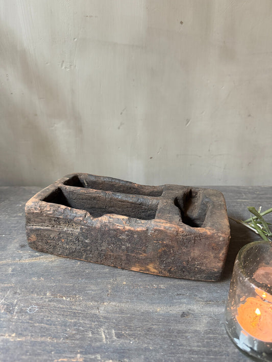 Oud houten bakje met vakjes