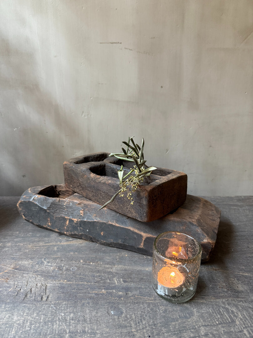 Oud houten bakje met vakjes