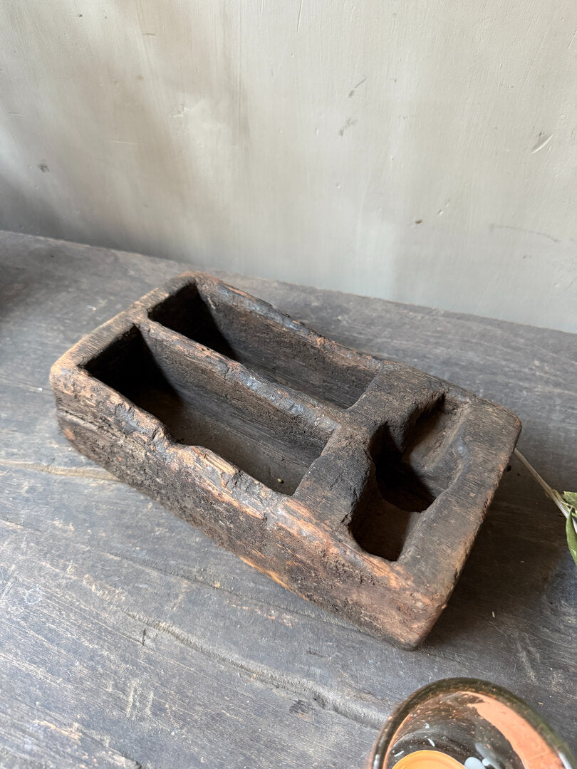 Oud houten bakje met vakjes