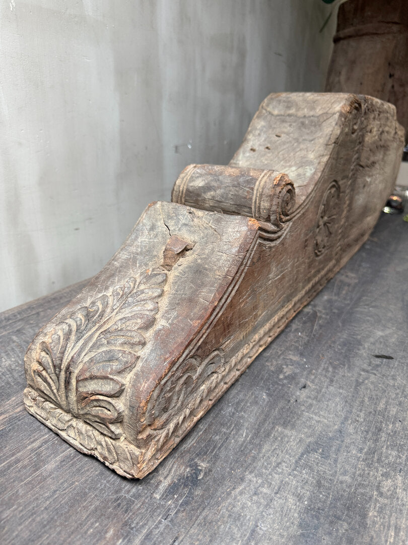 Oud houten bouwornament 2 - My Sober Home