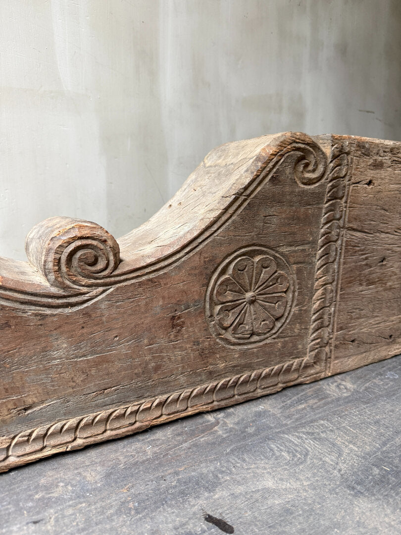 Oud houten bouwornament 2 - My Sober Home