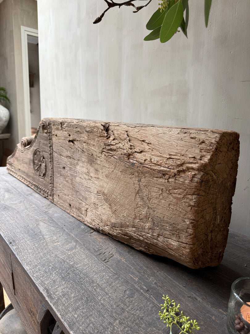 Oud houten bouwornament 2 - My Sober Home