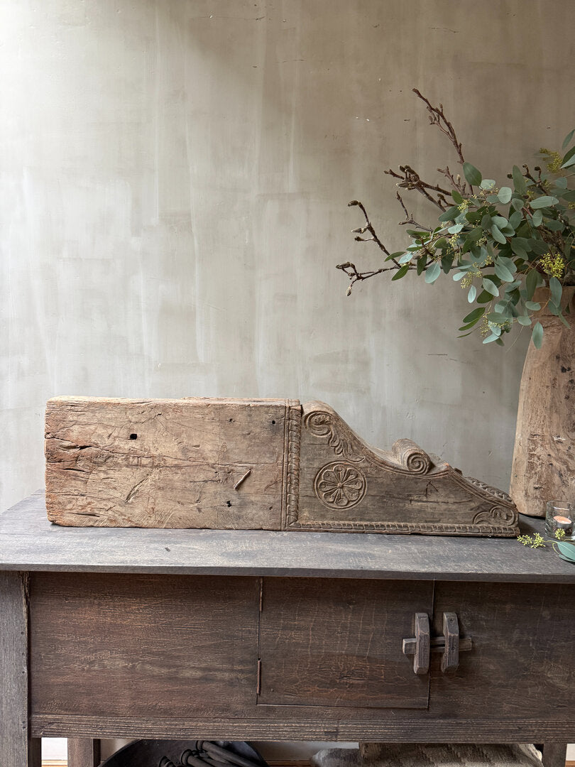 Oud houten bouwornament 2 - My Sober Home