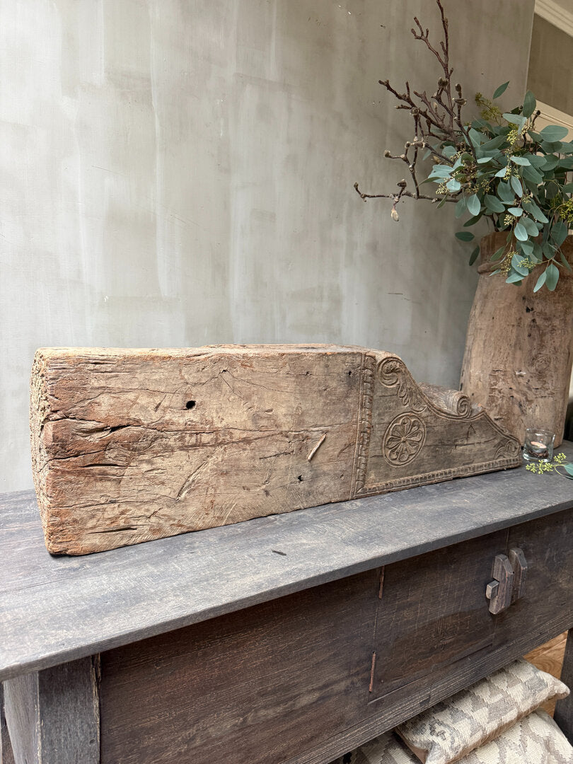 Oud houten bouwornament 2 - My Sober Home