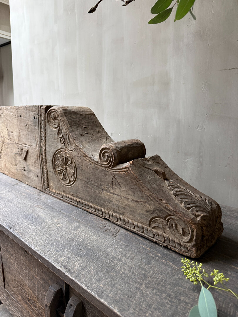 Oud houten bouwornament 2 - My Sober Home