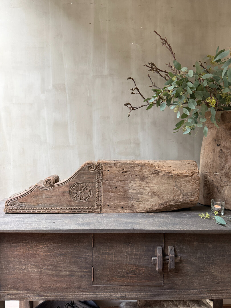 Oud houten bouwornament 2 - My Sober Home