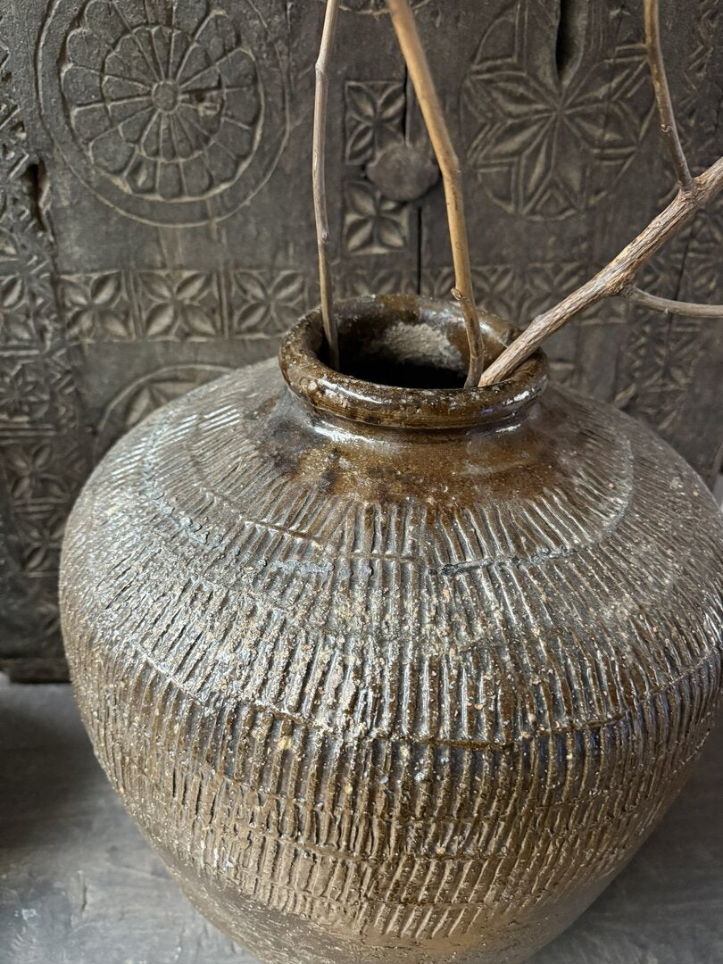 Antieke originele Aziatische kruik/pot