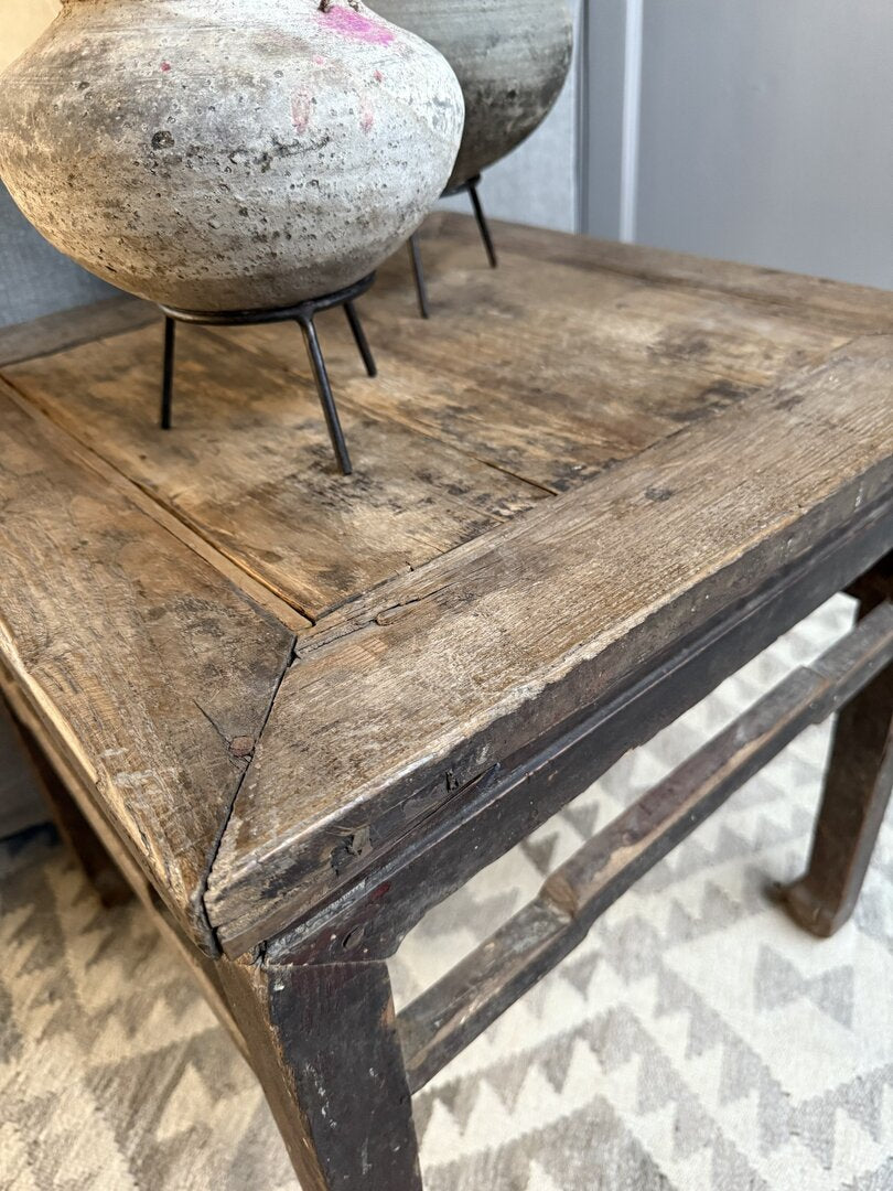 Antieke Chinese bijzettafel