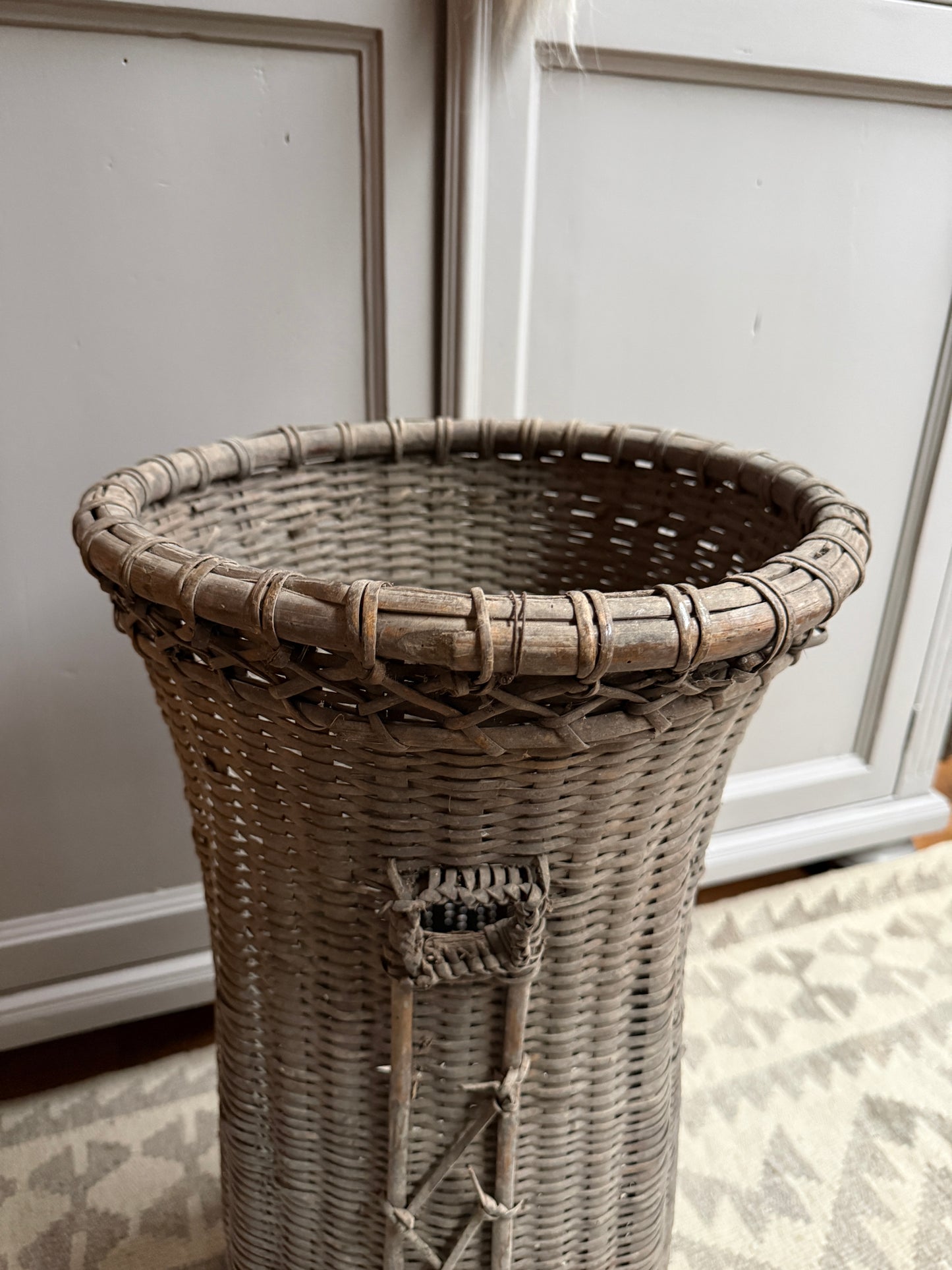 Traditionele rieten mand op pootjes