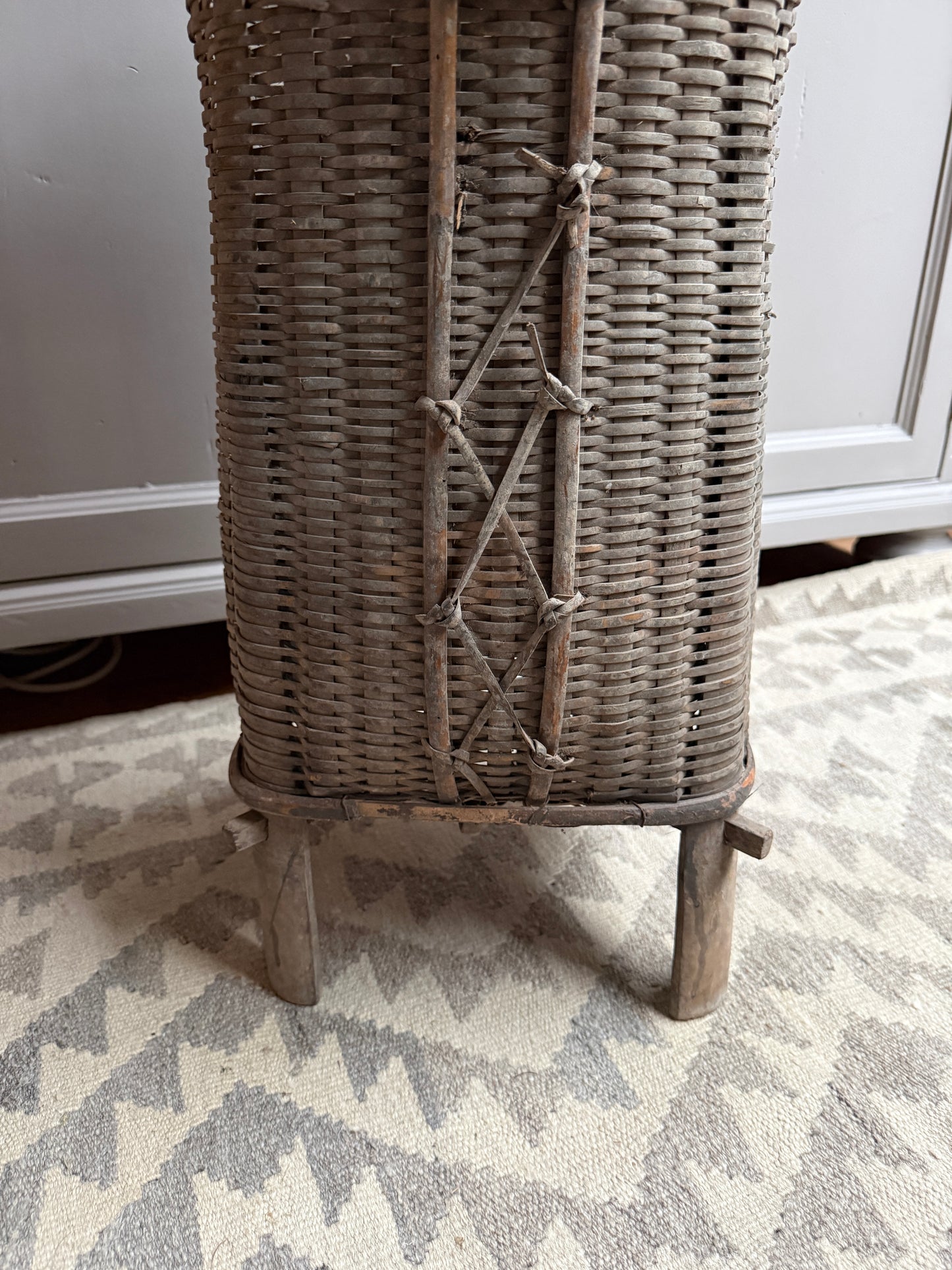 Traditionele rieten mand op pootjes