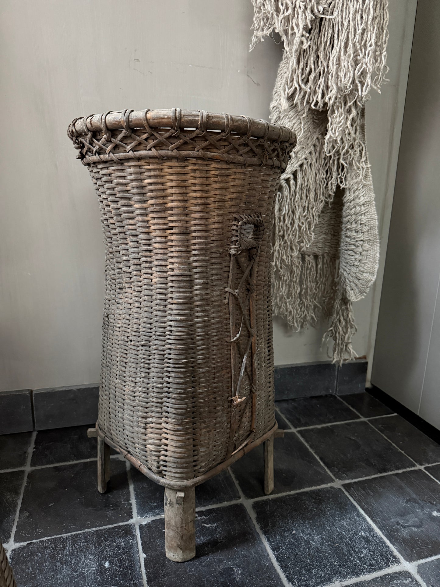 Traditionele rieten mand op pootjes