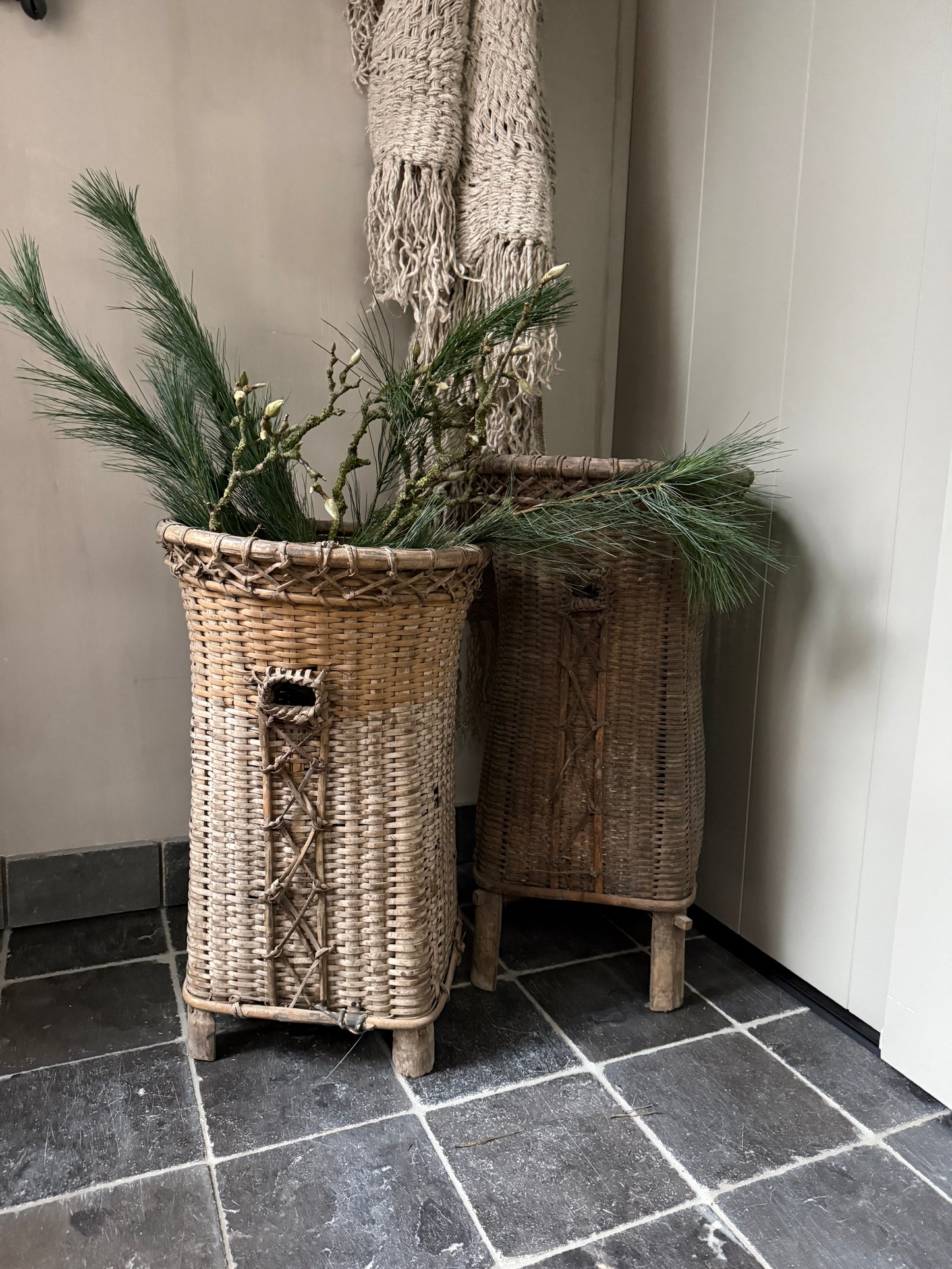 Traditionele rieten mand op pootjes