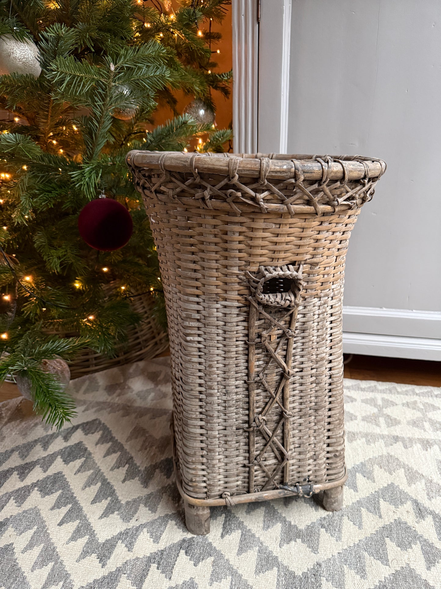 Traditionele rieten mand op pootjes