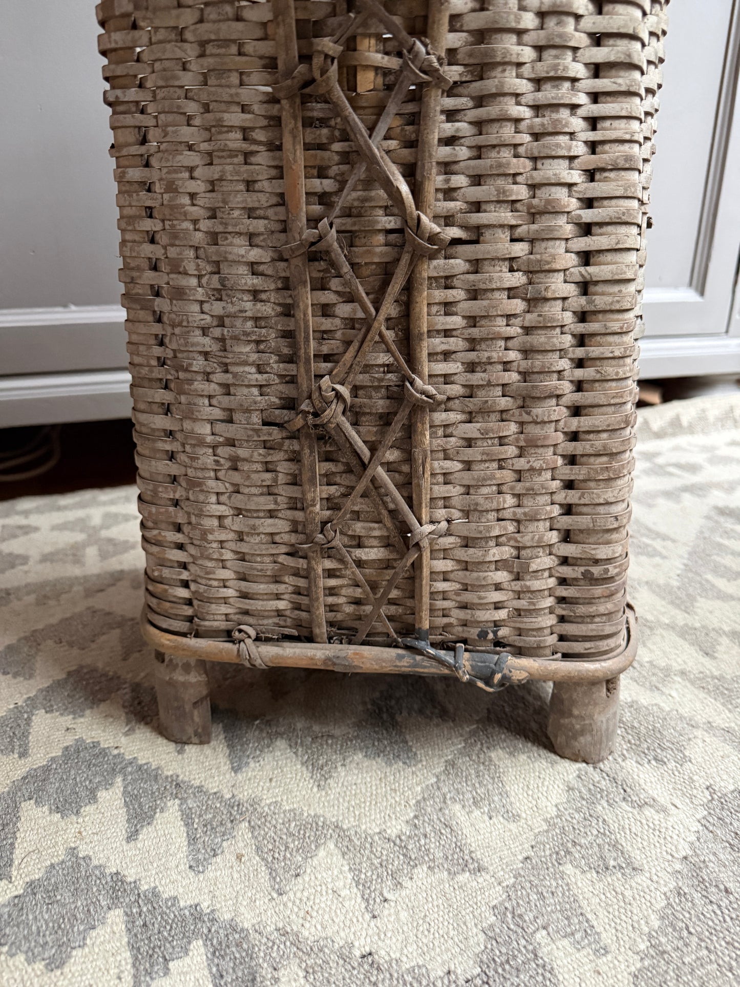 Traditionele rieten mand op pootjes