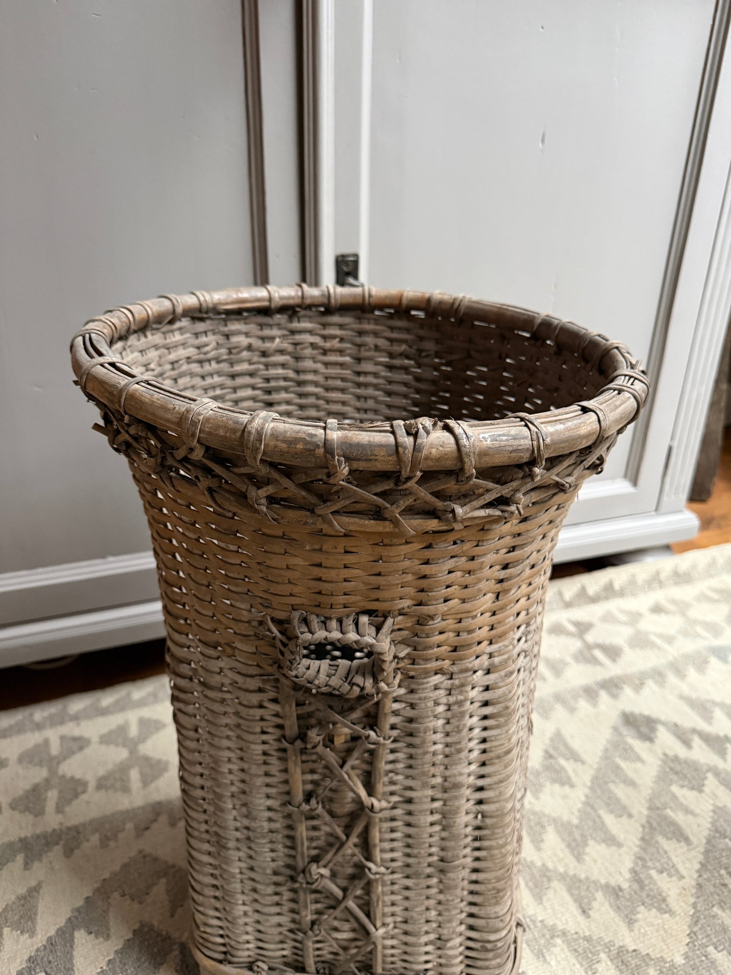 Traditionele rieten mand op pootjes