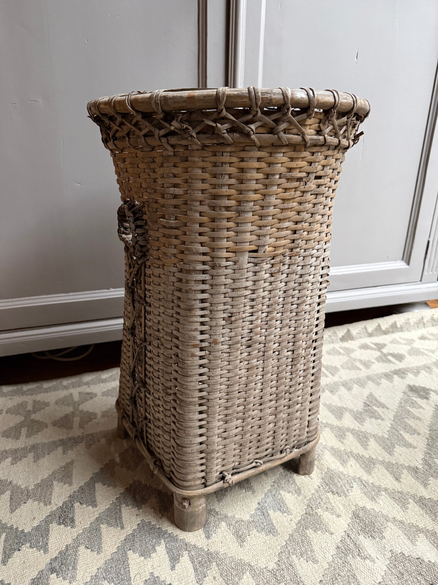 Traditionele rieten mand op pootjes