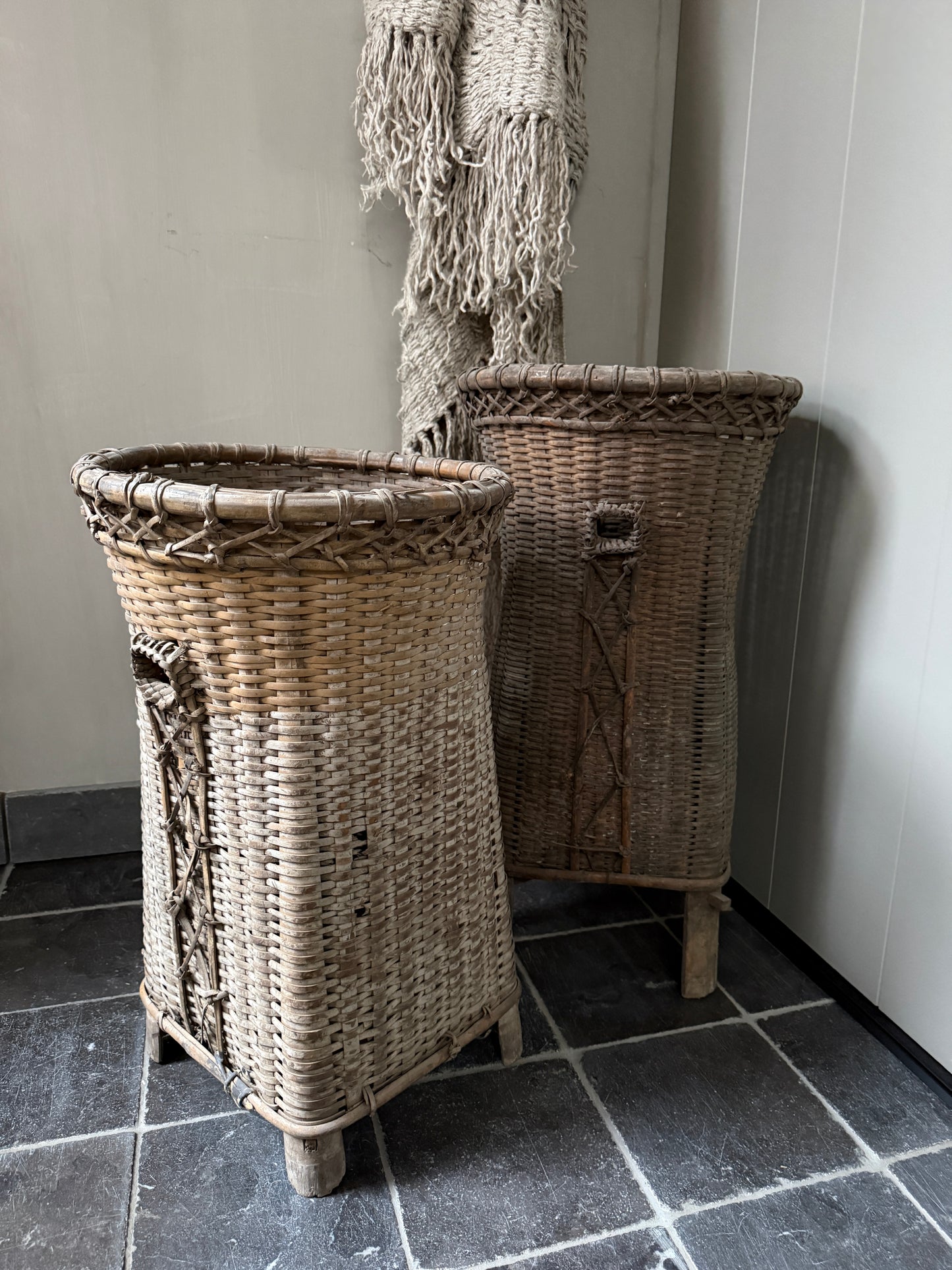 Traditionele rieten mand op pootjes