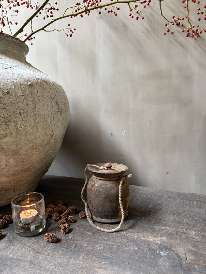 Oud Nepalees kruikje met deksel