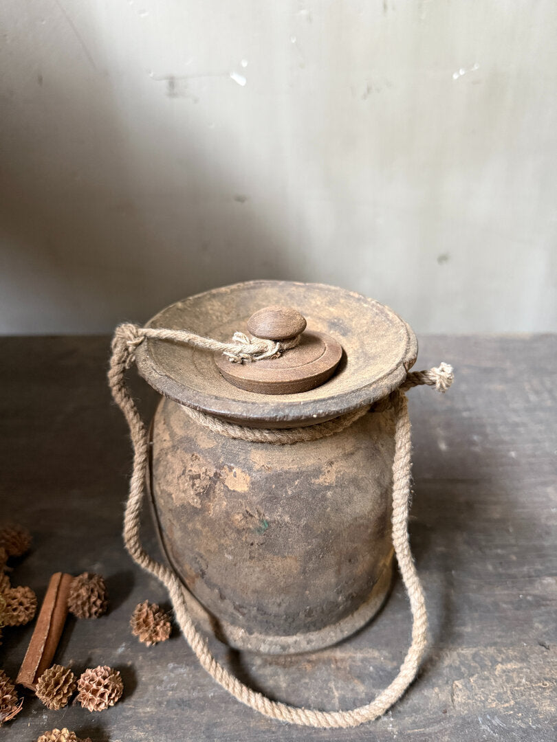 Oud Nepalees kruikje met deksel