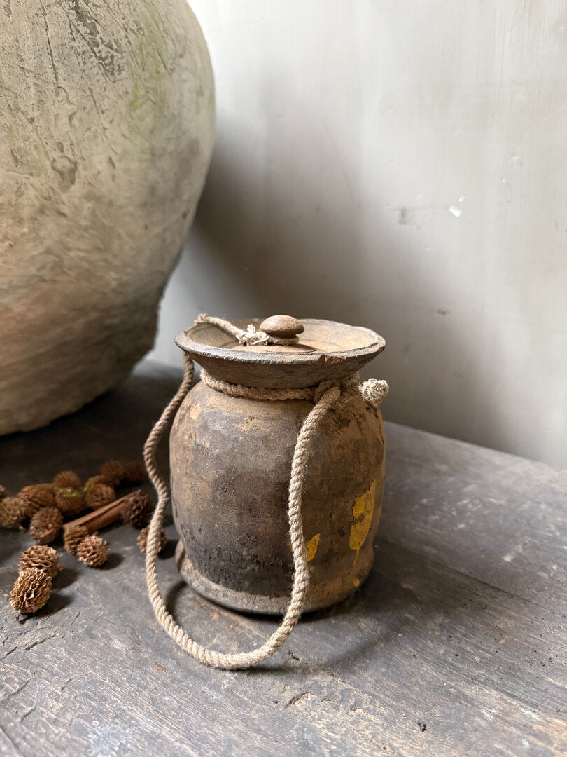 Oud Nepalees kruikje met deksel