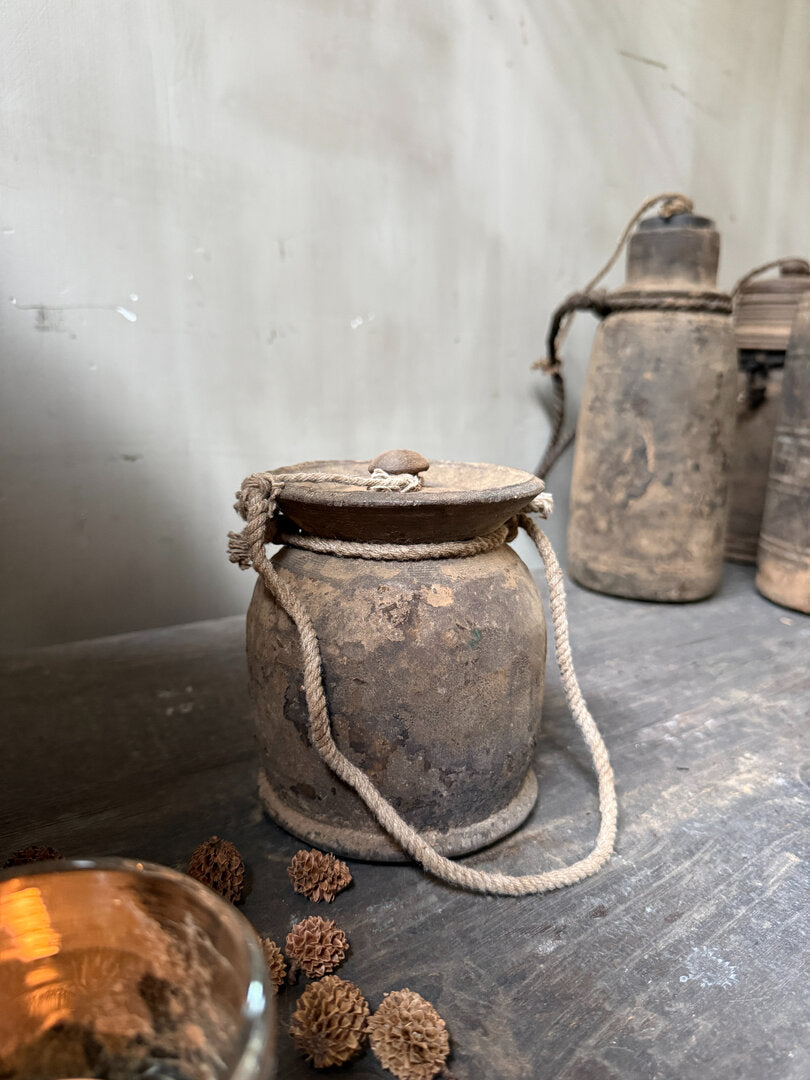 Oud Nepalees kruikje met deksel