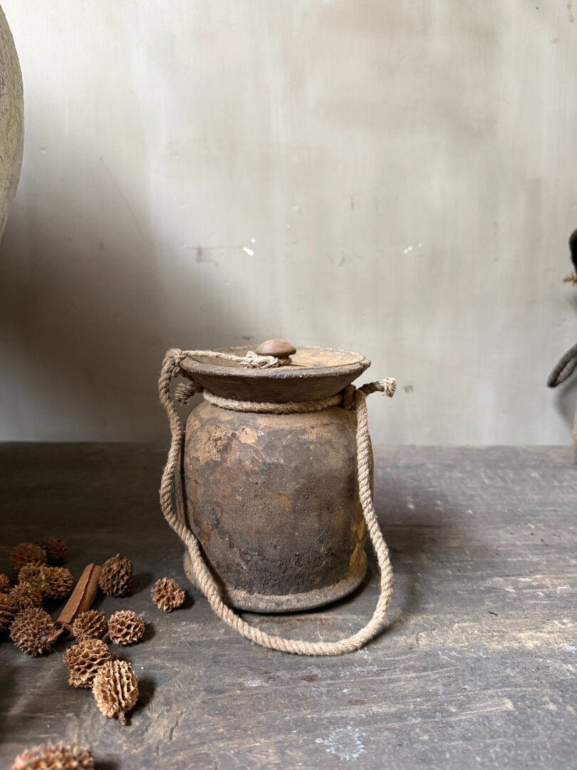 Oud Nepalees kruikje met deksel