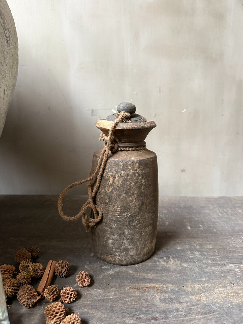 Oud Nepalees kruikje met deksel