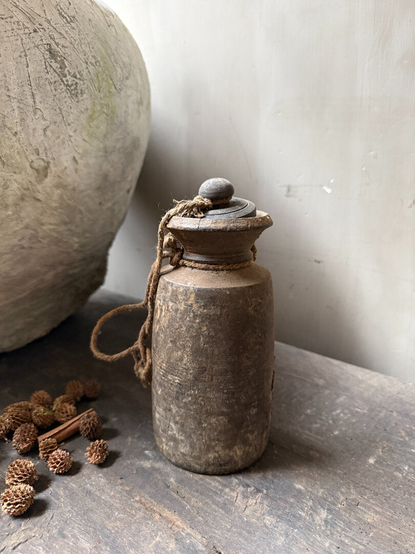 Oud Nepalees kruikje met deksel