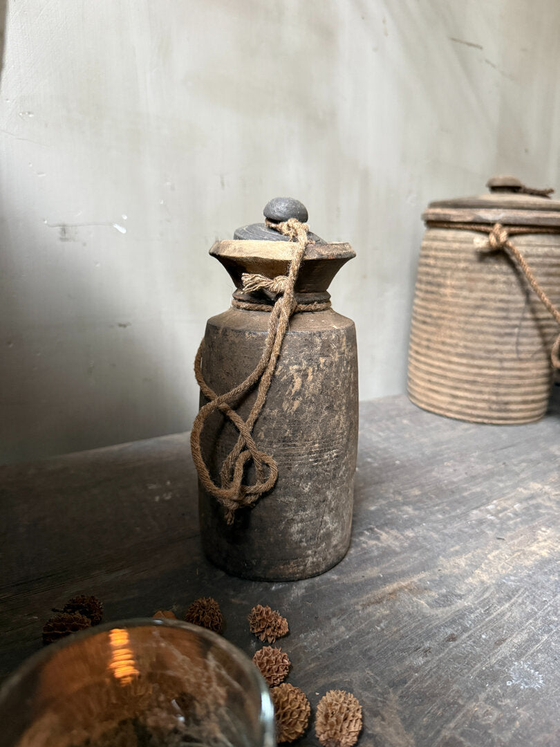 Oud Nepalees kruikje met deksel