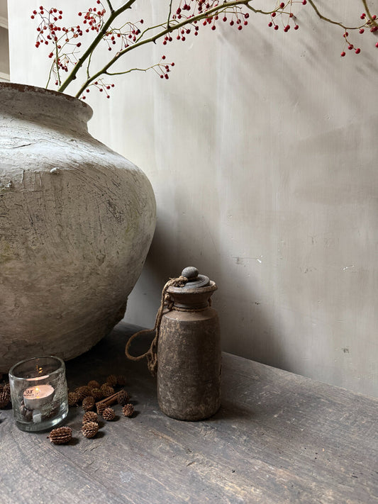 Oud Nepalees kruikje met deksel