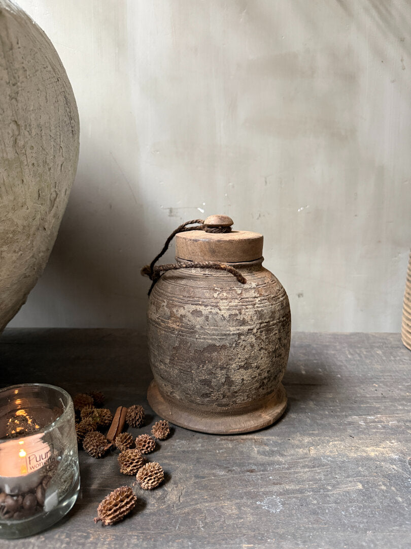 Oud houten kruikje met deksel