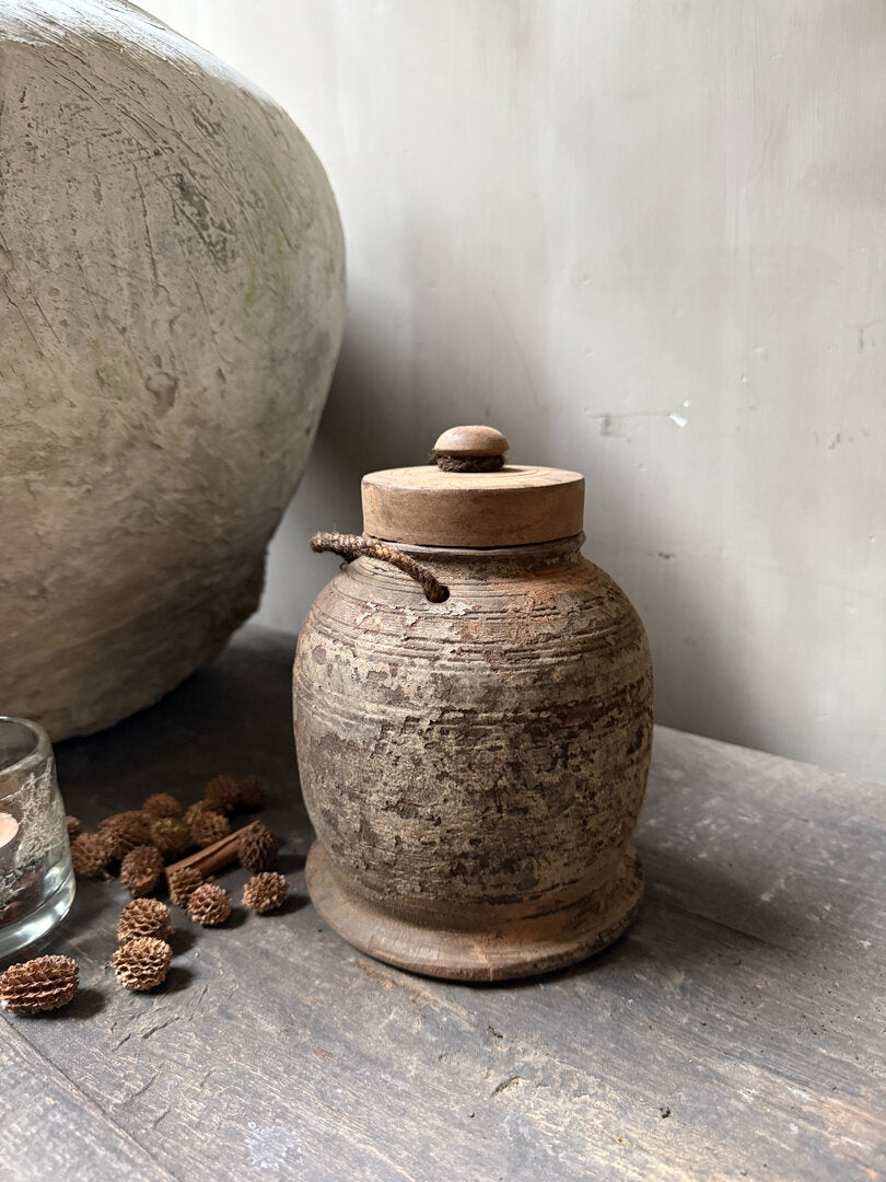 Oud houten kruikje met deksel