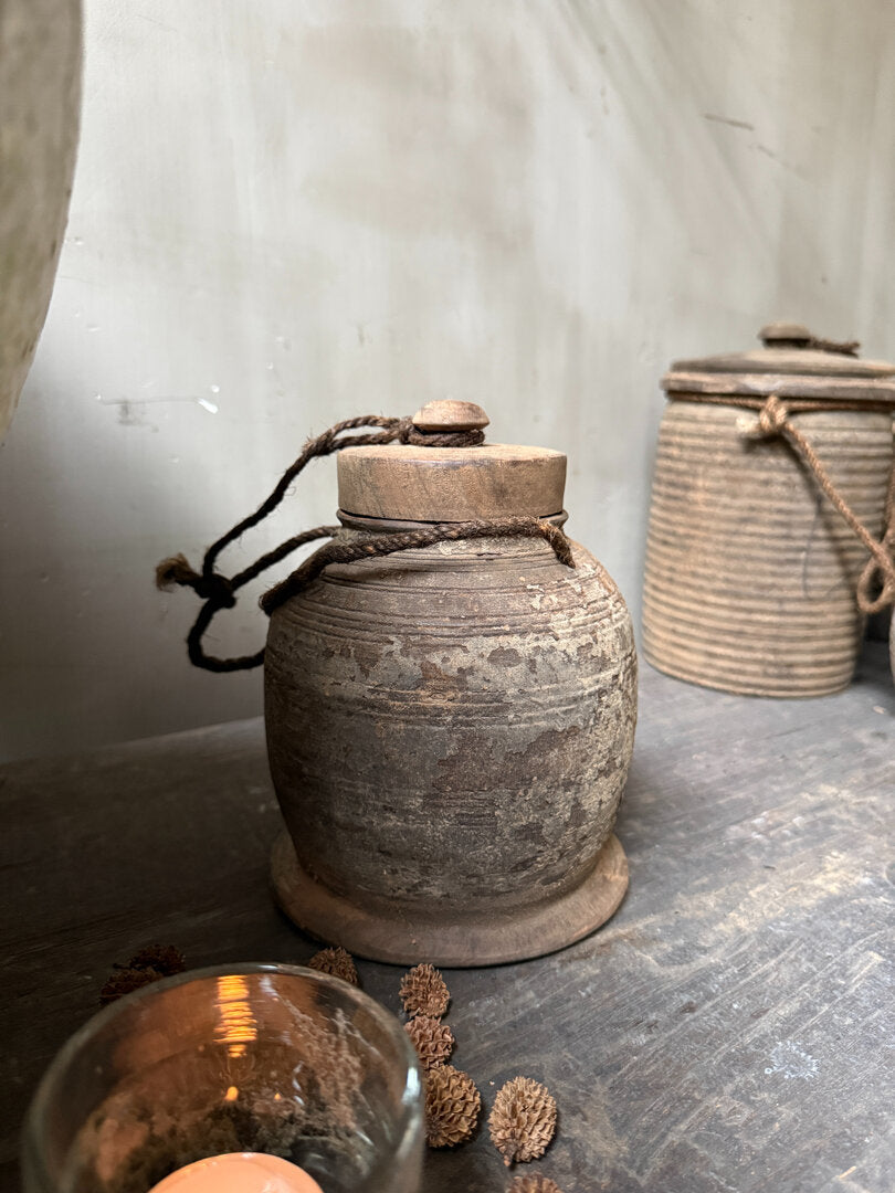 Oud houten kruikje met deksel