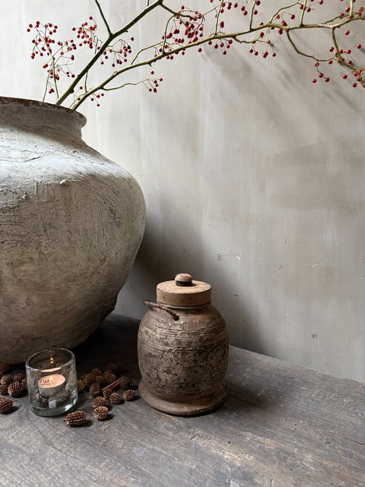 Oud houten kruikje met deksel