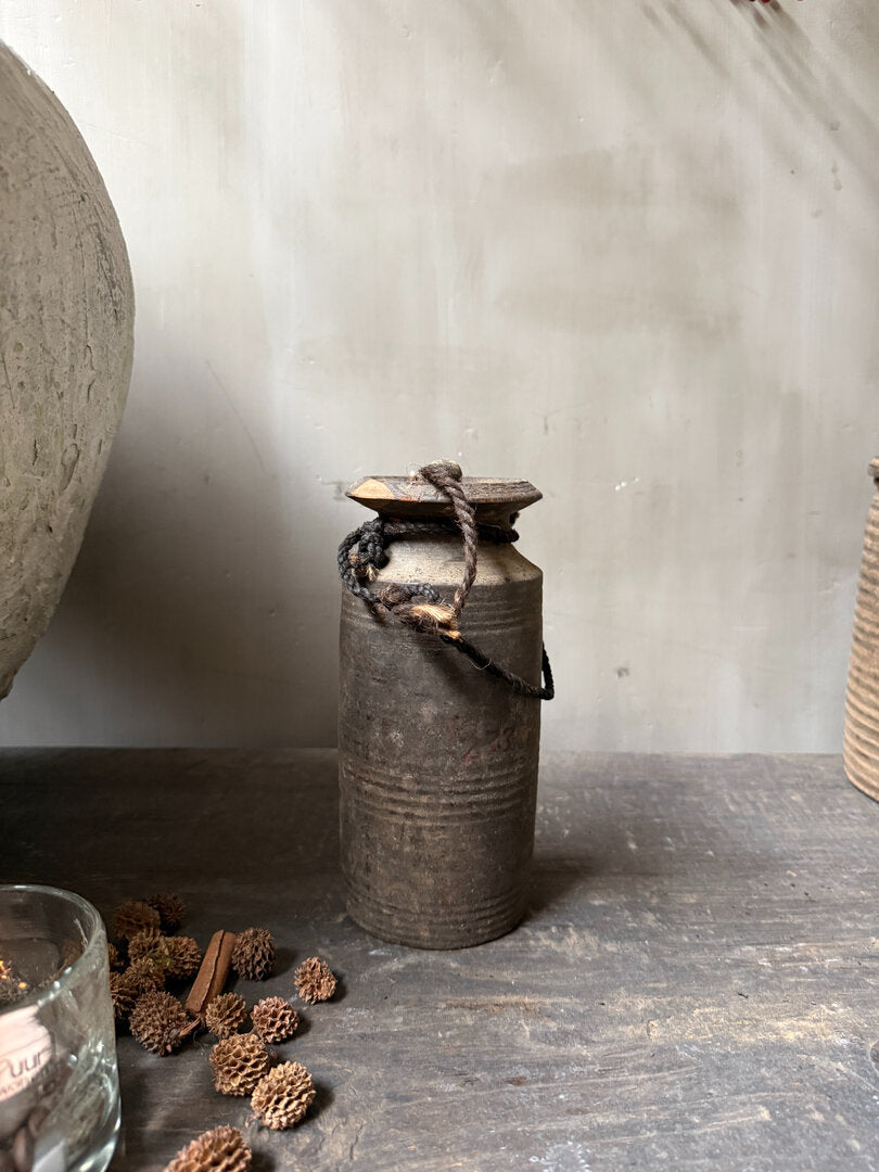 Oud houten kruikje met deksel