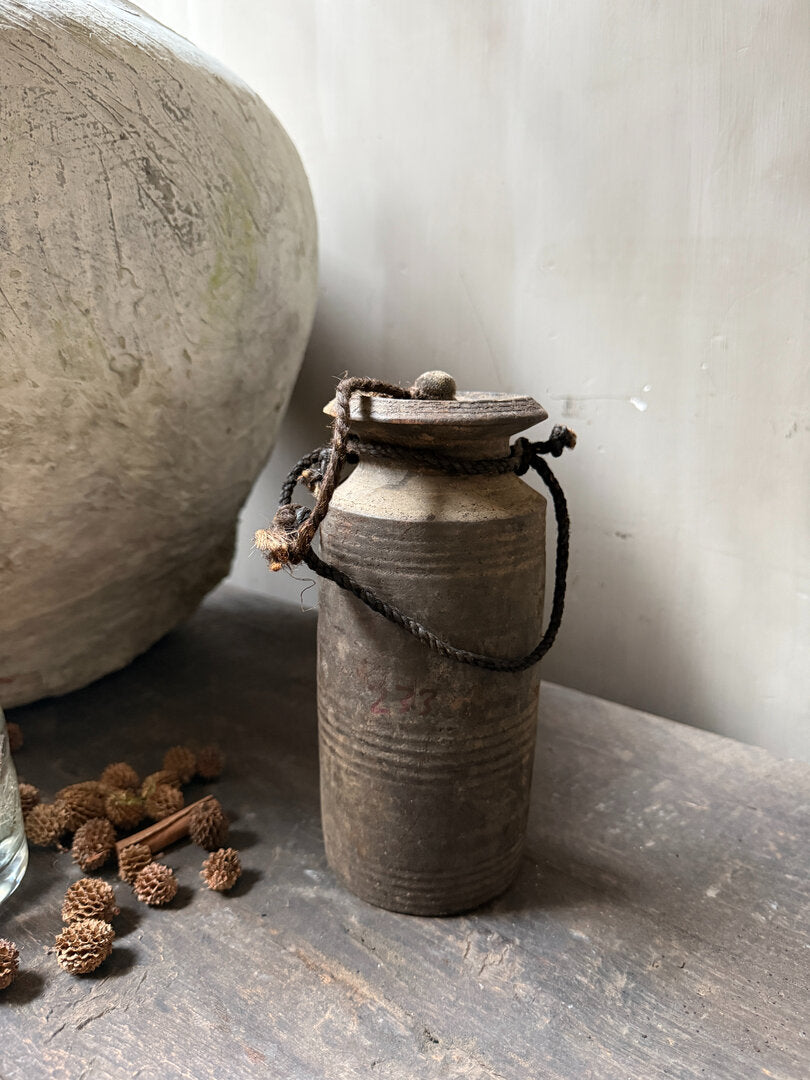 Oud houten kruikje met deksel