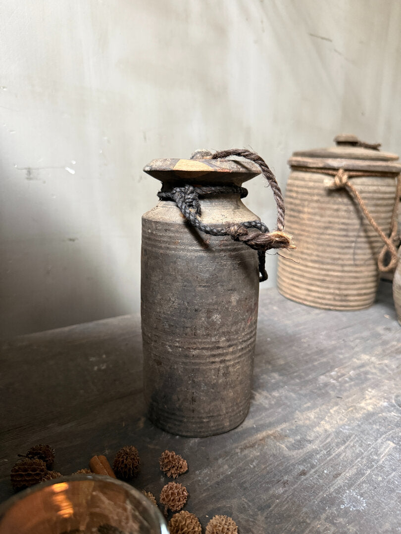 Oud houten kruikje met deksel