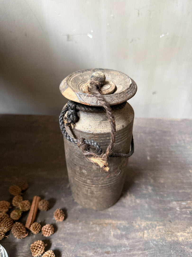 Oud houten kruikje met deksel