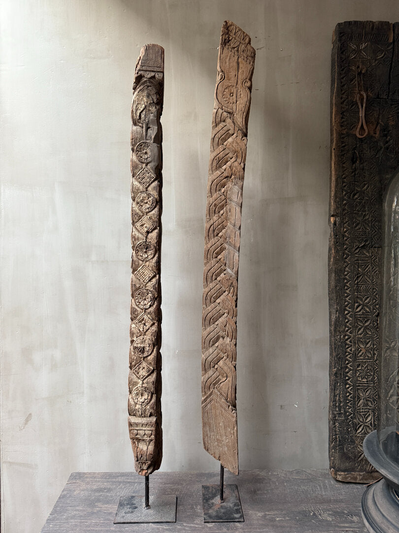 Houten ornament op voet (linker op foto, donkere)